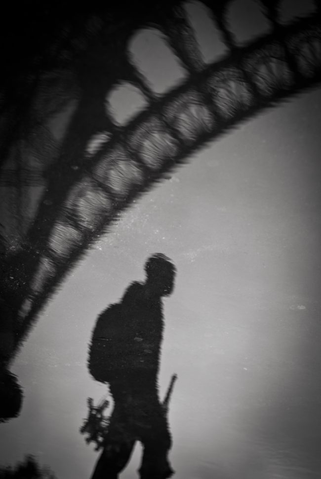 Mann am Eifelturm_Lilaw Kawani